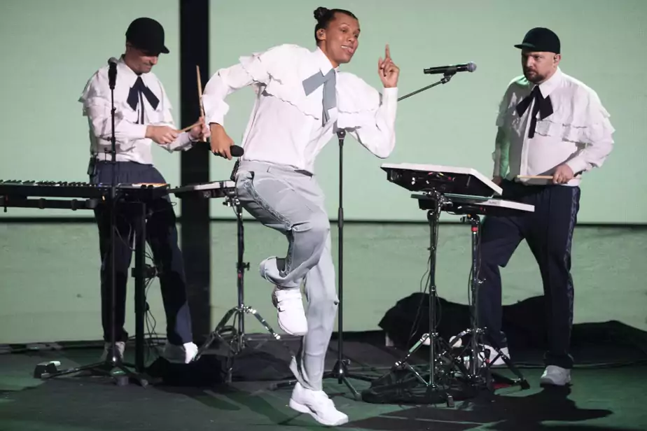 Stromae sur scène en train de danser