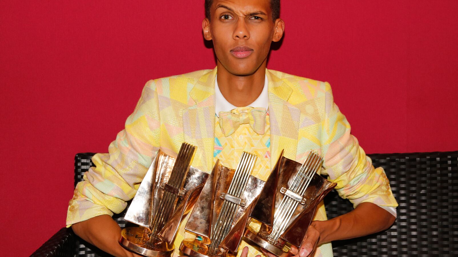 Stromae tenant trois Victoires de la Musique