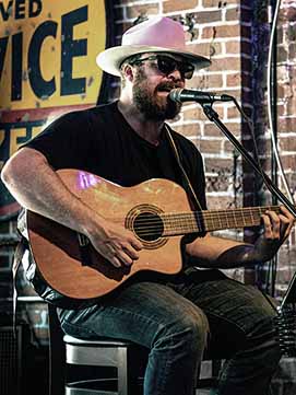 Un homme jouant de la guitare