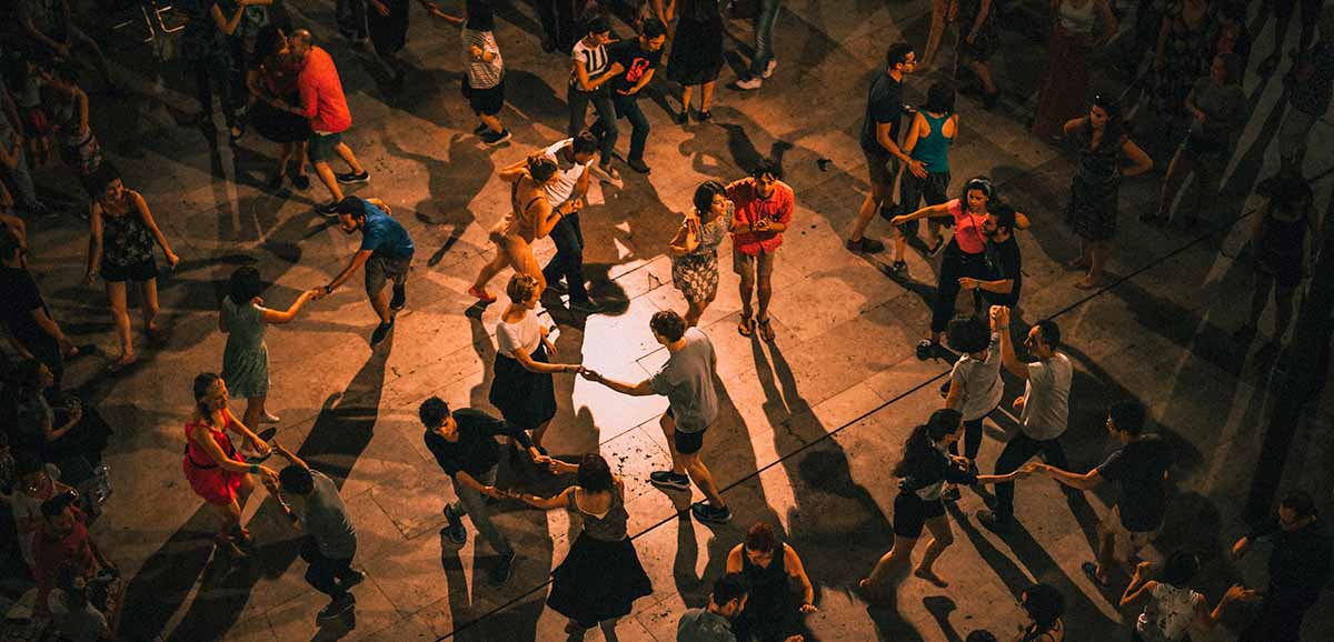 Un groupe de personnes dansent