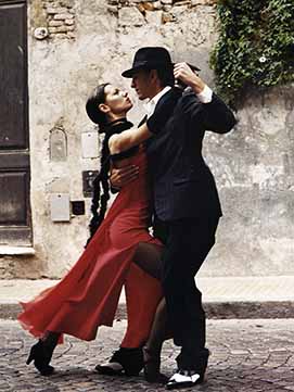 Un couple danssant le tango