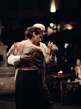 Un couple dansant en valse