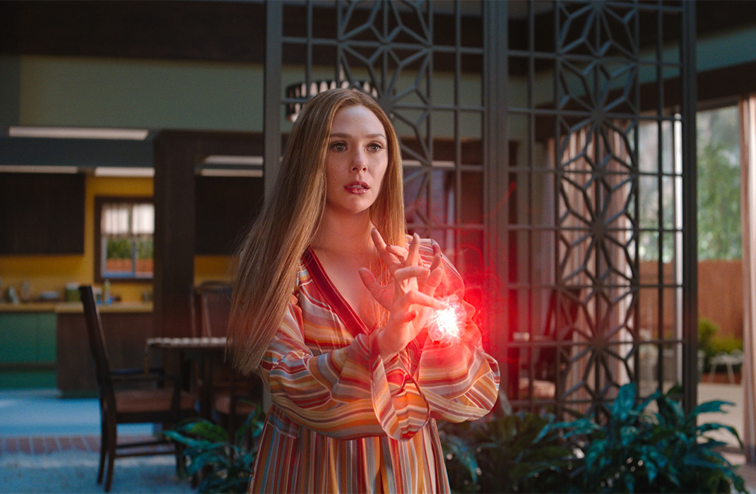 Wanda qui utilise ses pouvoirs formant une boule rouge