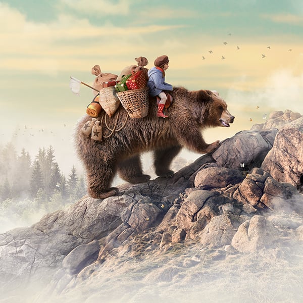 Jeune fille chevauchant un ours